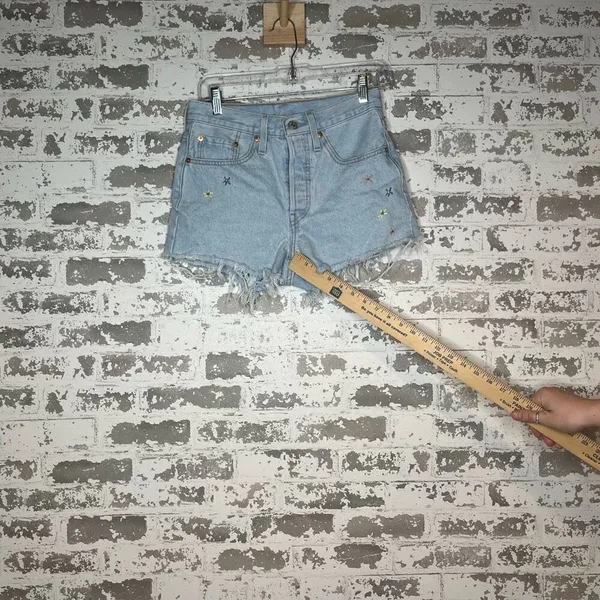 Levi’s | women denim shorts with embroidered flowers - Image 4