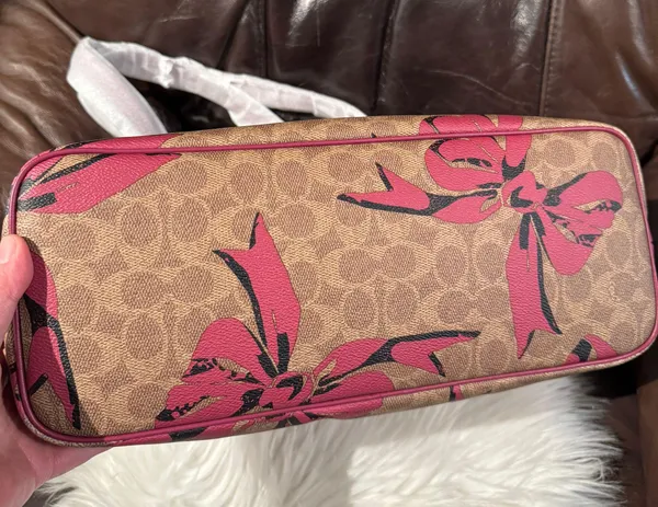 Coach NWT Gallery Tote Bag In Signature Canvas With Bow Print CZ174 - Image 4