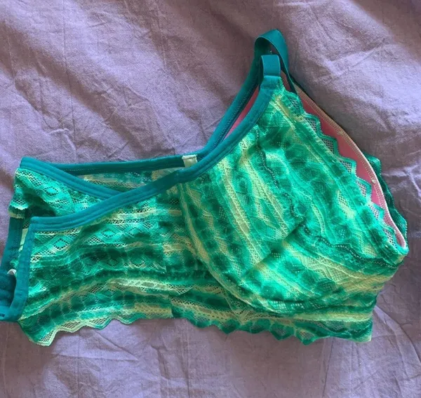 Victoria’s secret PINK green bra with raceback and lace detailing - Image 3