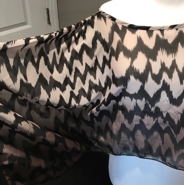 Romeo & Juliet Couture Ombre Pattern Blouse - Image 4