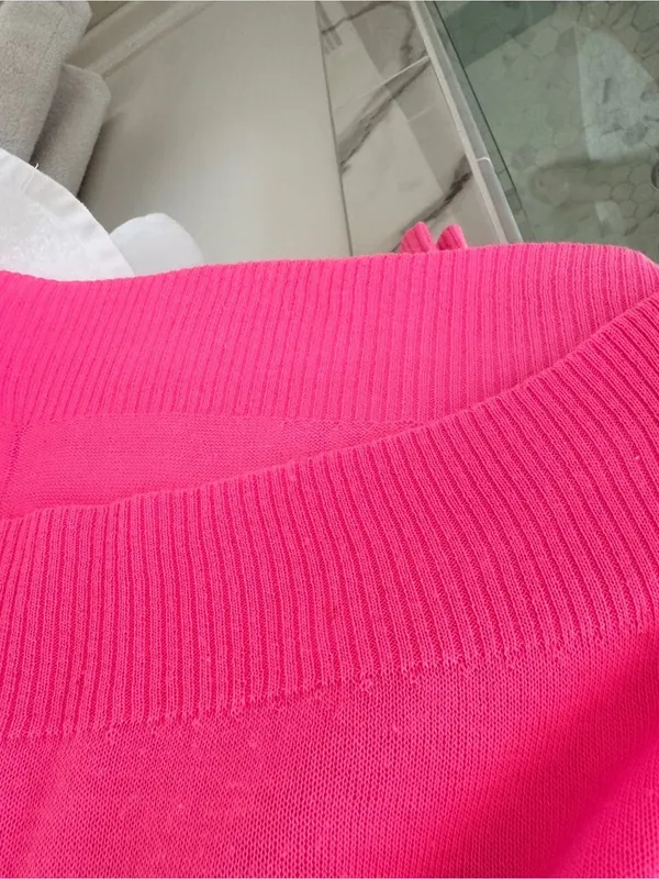 J & J Dropped Shoulder Neon Pink V-Lightweight V-Neck Sweater Size Medium - Image 9