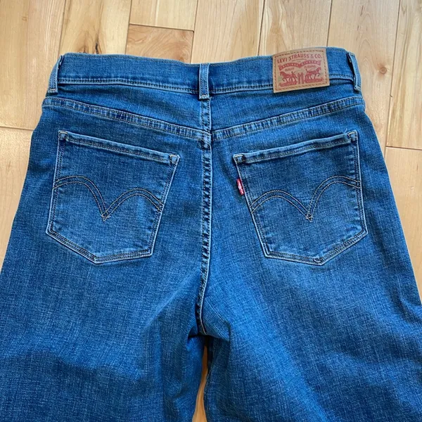 Levi’s regular wash classic wide leg crop red tag jeans - Image 6