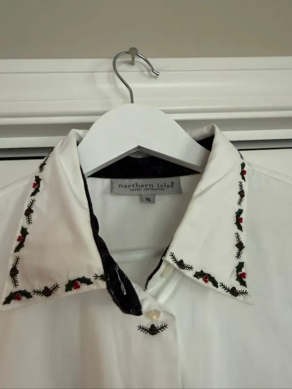 Northern Isles white cotton holly embroidered neckline button down 16 - Image 5