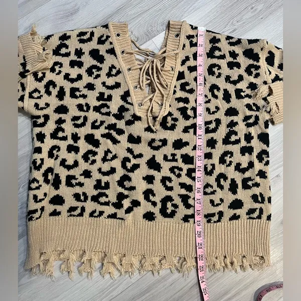 NWOT Willow moon‎ Tan and Black Leopard V-Neck Sweater - Image 4