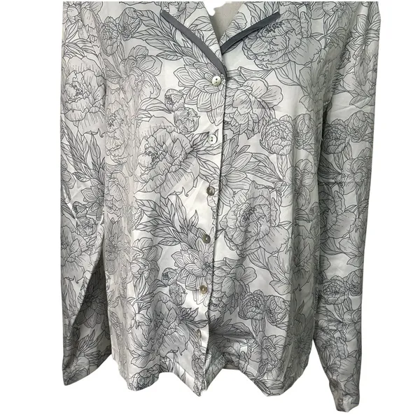 Nordstrom Rack Women's Gray/White Floral Satin Button Up Sleep Shirt M NWOT - Image 3