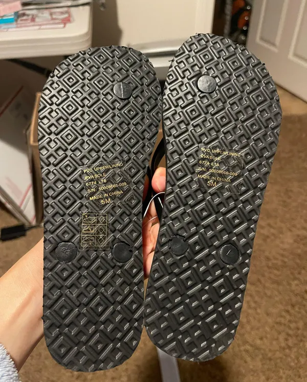 thin flip flop in size 5 in black - Image 3