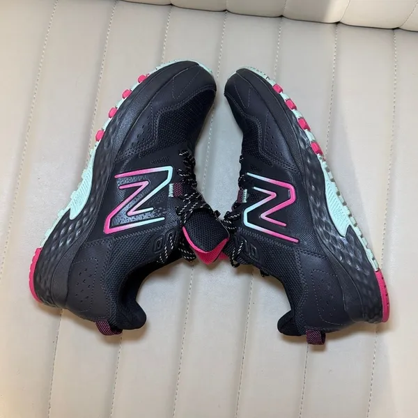 New-balance Women's Black and Pink Trainers - Image 8