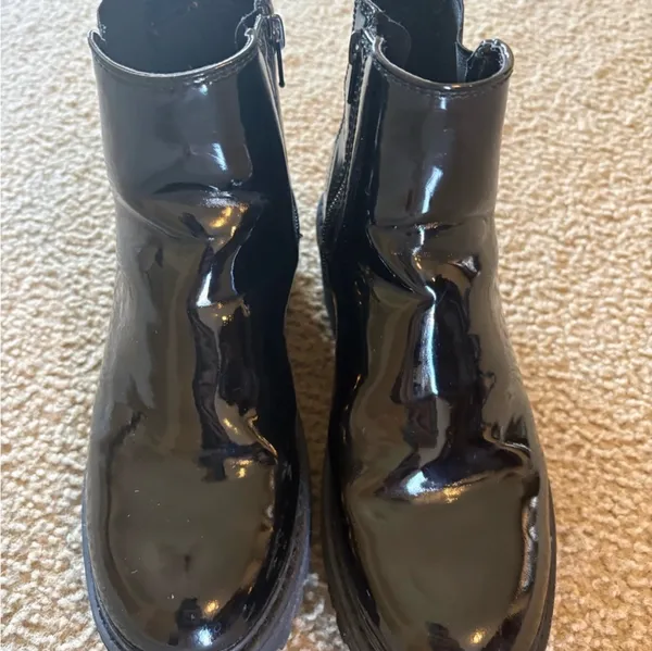 Black Glossy Chelsea Boots Size 5 - Image 4
