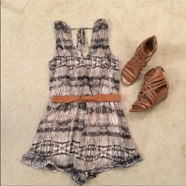 ✨ ASTR Lace patterned Surplice romper ✨ - Image 5