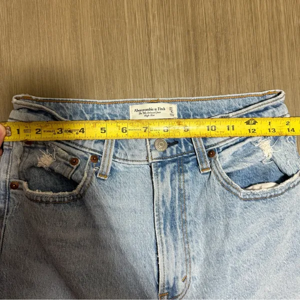 Abercrombie & Fitch The 90’s Relaxed high rise light wash jean size 4 regular - Image 4