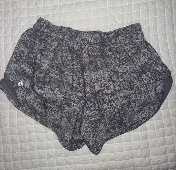 Lululemon Shorts Hotty Hot 2.5" - Image 2