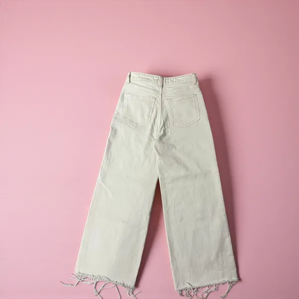 H & M Women's Wide Leg Crop‎ Jeans Cream Distressed Raw Hem Size 2 - Image 3