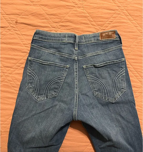 Hollister Curvy High-Rise Skinny Jeans - Image 3