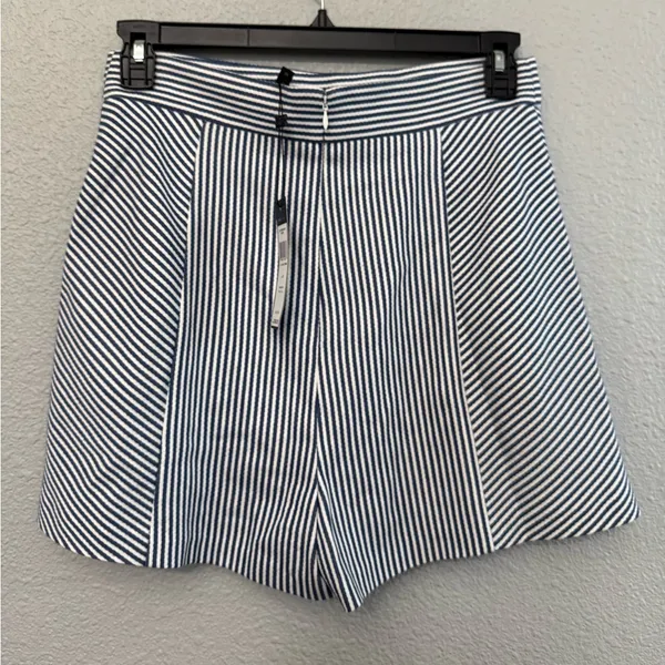 NWT BCBGMaxazria High Waisted Blue‎ & White Striped Shorts Size Medium - Image 4