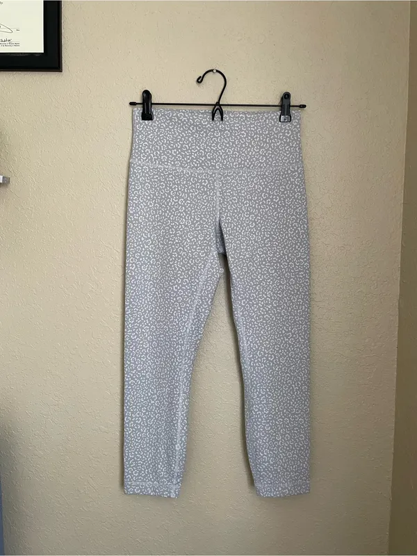 Lululemon Wunder Train High Rise Crop Size 8 Leopard Daisy Starlight Multi Gray - Image 3