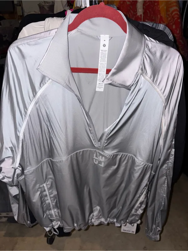 NWT Lululemon Stretch Satin flocked training jacket medium silver - Image 4
