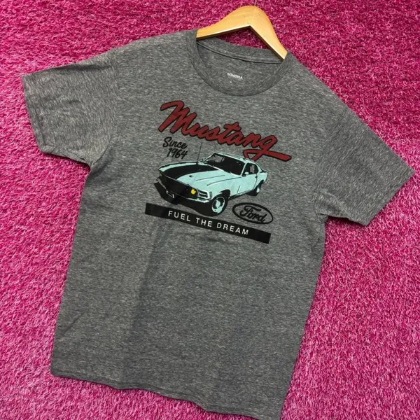 Ford Mustang Classic Car T-shirt size medium - Image 3