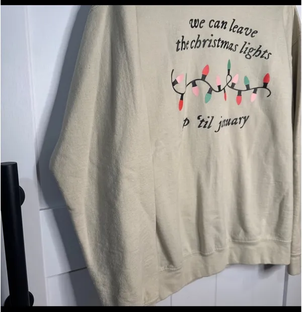 Gildan Retro Christmas Sweatshirt “Christmas lights up til January” Taylor Swift - Image 3