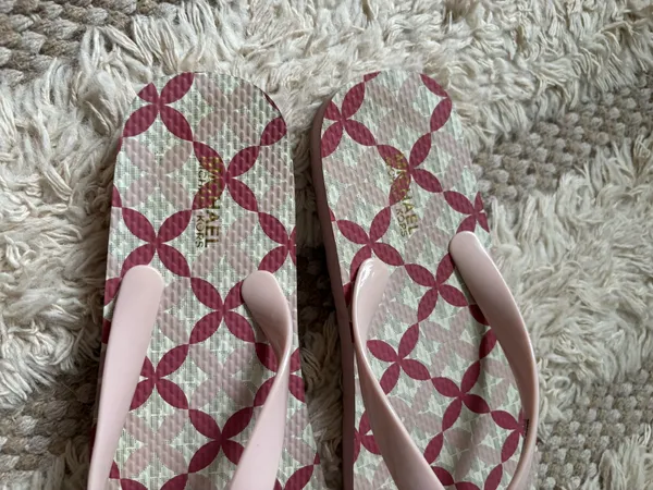 Michael Kors Light Pink Logo Medallion Flip Flop Sandals Size US 6M - Image 4