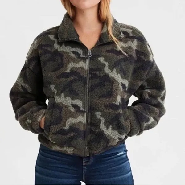 ✨ American Eagle Women’s Camo Fleece Sherpa Teddy Cropped Jacket✨ - Image 4