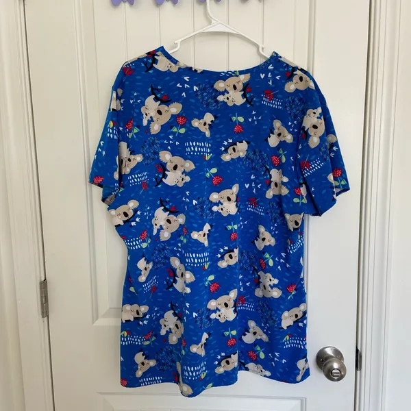 NWOT | Zoe + Chloe women’s bright blue koala scrub‎ top with pockets XL - Image 5