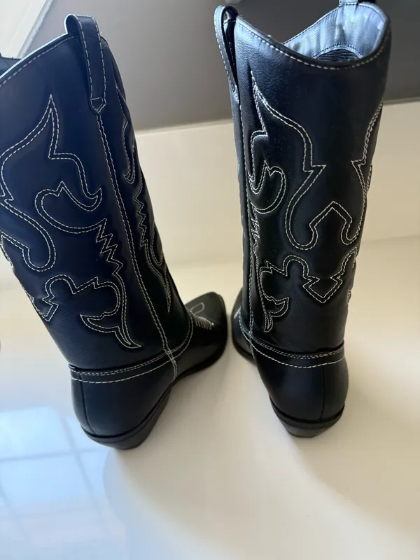 black boots Size 8 - Image 2