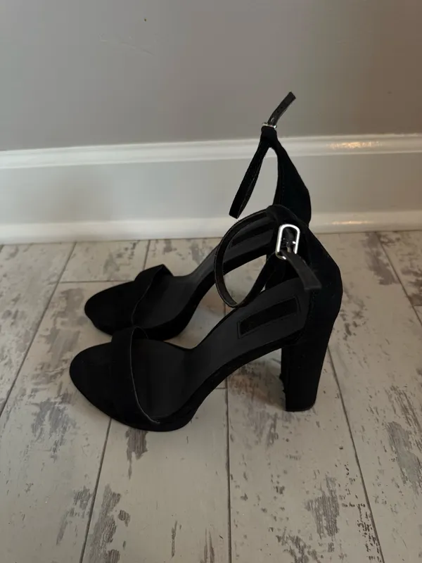 black velvet heels Size 8 - Image 4