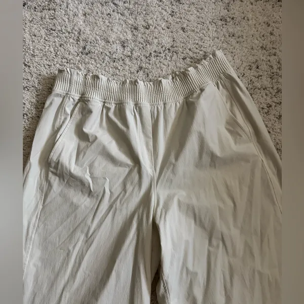 Lululemon Stretch Woven Ruffle-Waist Wide-Leg Crop Pants‎ Sz XL in Bone - Image 4