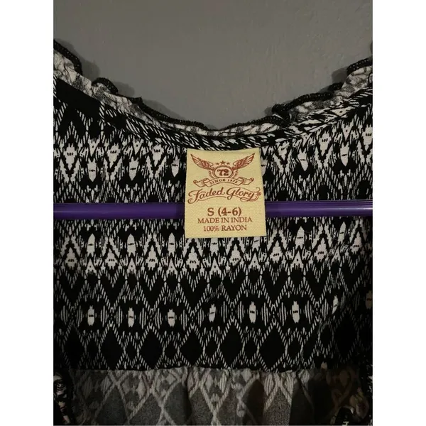 Faded Glory Sleeveless V Neck Top Size Small - Image 3