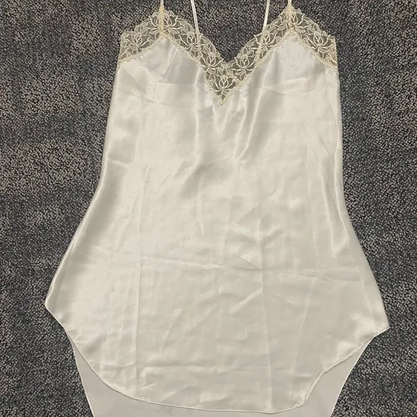 Vintage90s Victoria's Secret Cream Lace Chemise - Image 2