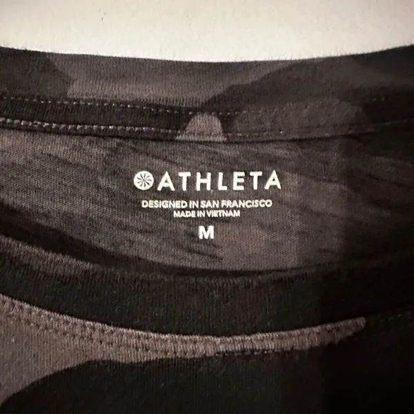 Athleta Daily Camo‎ Crew Neck Short Sleeve Tee Shirt Size Medium - Image 4