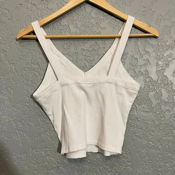 White V - Image 3