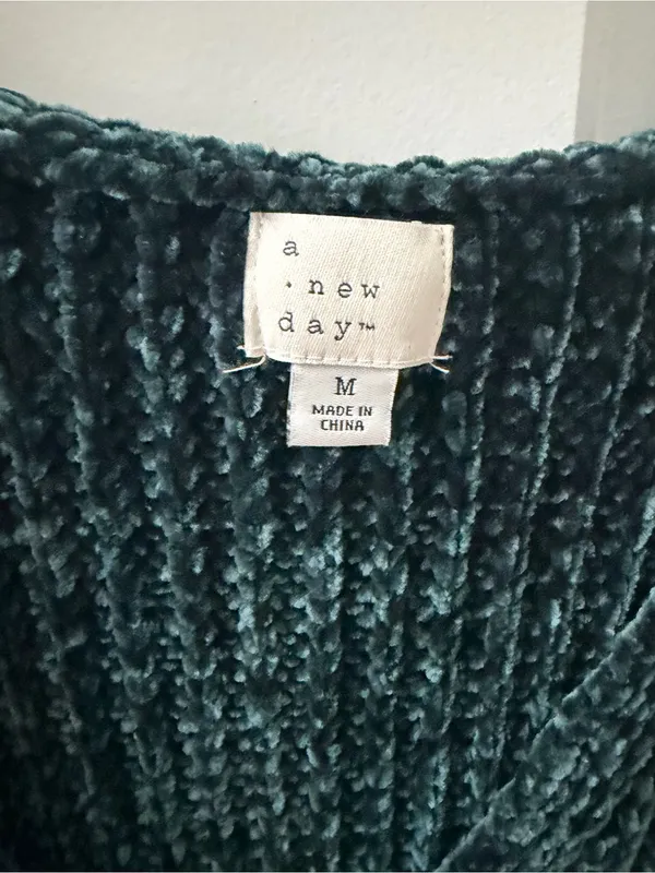 A New Day Dark Emerald Green Velvet Knit Chunky V-Neck Sweater Size Medium - Image 2