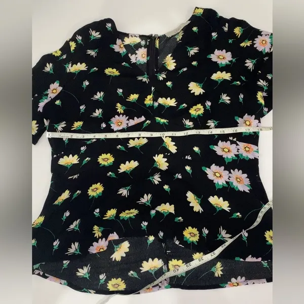 LOFT Black Floral Short Sleeve Blouse Top with Back Zipper Size 8 - Image 5
