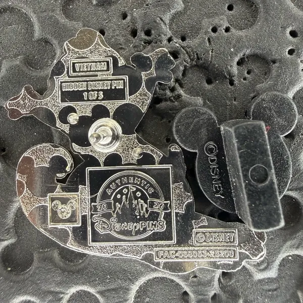 Disney parks WDW Hidden Disney 2026 Wave A Holiday Chip summer trading pin - Image 2