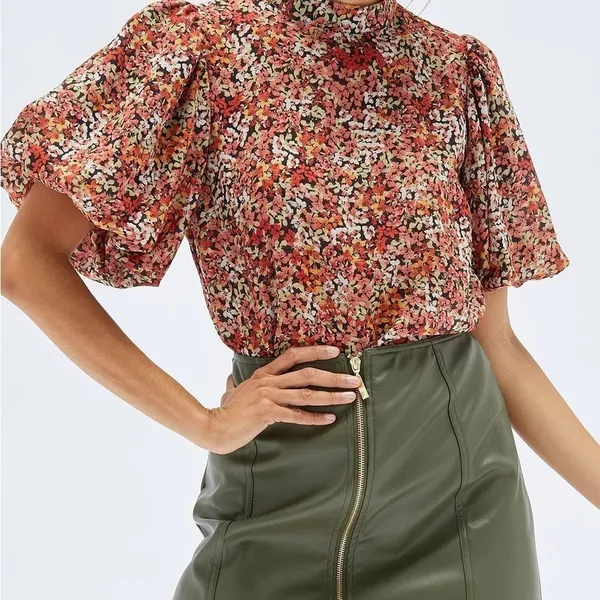 NWT Minkpink Gabae High Neck Floral Blouse‎ in Red Multi Size Small - Image 10
