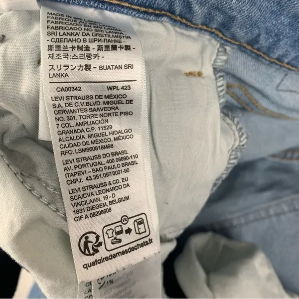 Levi's women's size 29 High waist Mom Jeans light wash denim - Image 5