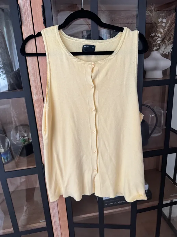 ASOS Design knit vest top butter pastel yellow sleeveless tank crewneck buttons - Image 4