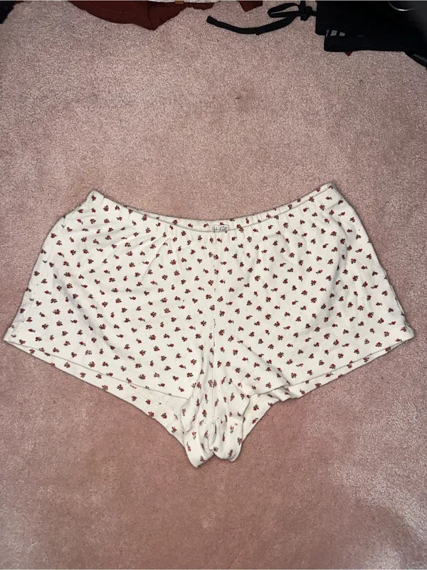 Brandy Melville John Galt White Emery Floral Pointelle Lounge Shorts - Image 5