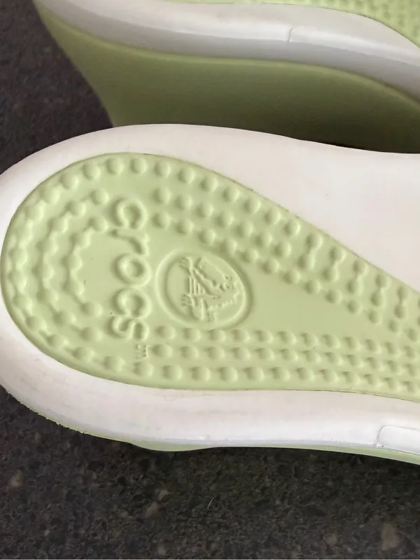 CROCS White Slide Sandals with Light Green Footbed size 7 - Image 4
