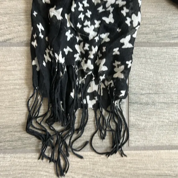 Butterfly print fringe scarf - Image 2