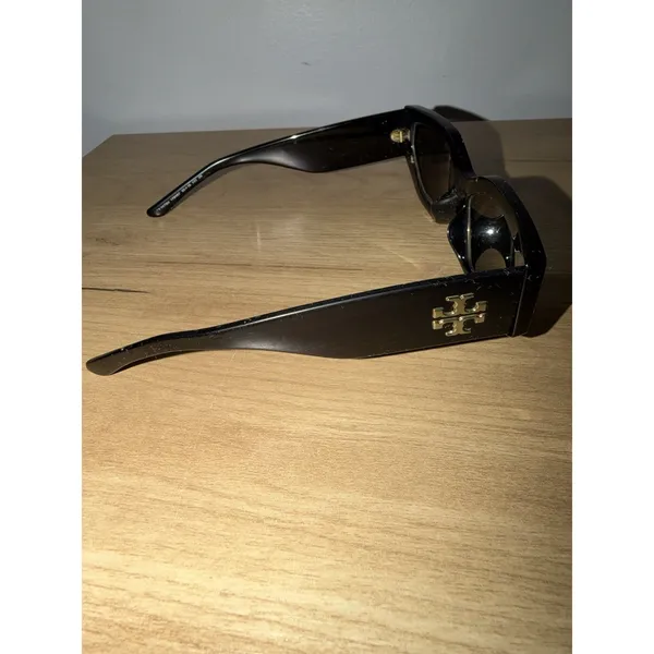 Tory Burch TY9070U Sunglasses Black Gold Dust Bag - Image 3