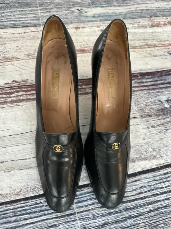 Vintage Gucci Black Leather Mid-Heel Pumps with Gold Monogram Accent - Image 2