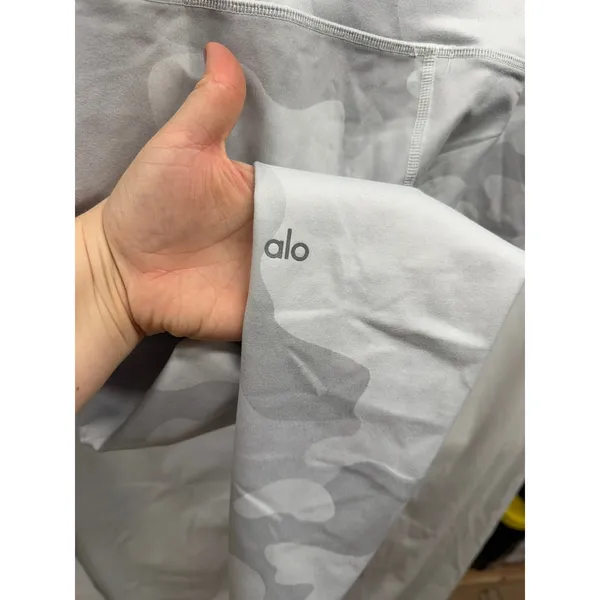 Alo Women's‎ Full Length Hi-Waisted White Camo Vapor Leggings Small - Image 5