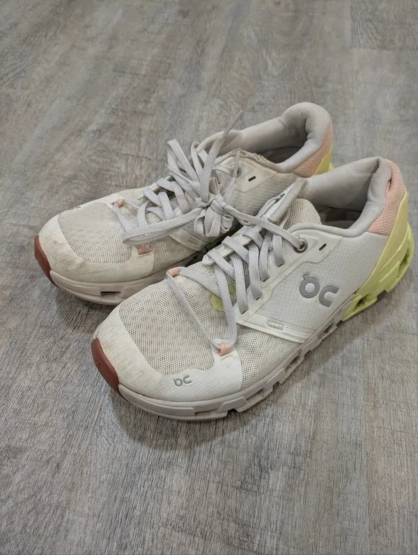 On Cloudflyer 4 Running Sneakers Size 7.5 Pink - Image 2