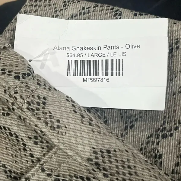NEW Le Lis Alana Snakeskin Pants in Olive Women’s Large - Image 4