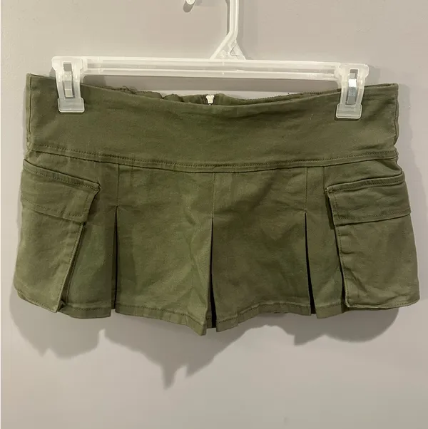 Almost Famous Army Green Low-Rise Pleated Mini Skort - Image 2