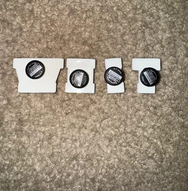 Crocs jibbitz Letter Charms Spelling WHIT — White & Black Block Letters - Image 2