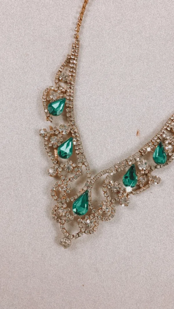 emerald green sparkle 18” chain necklace - Image 2