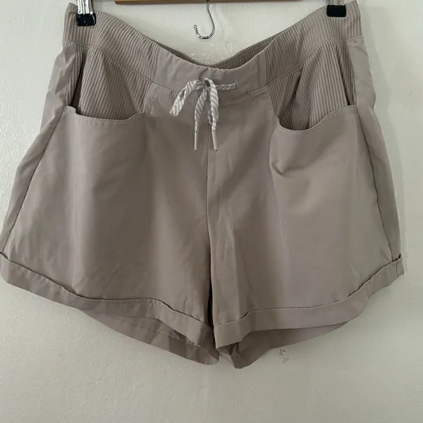 AVALANCHE women’s Short EUC - Image 2
